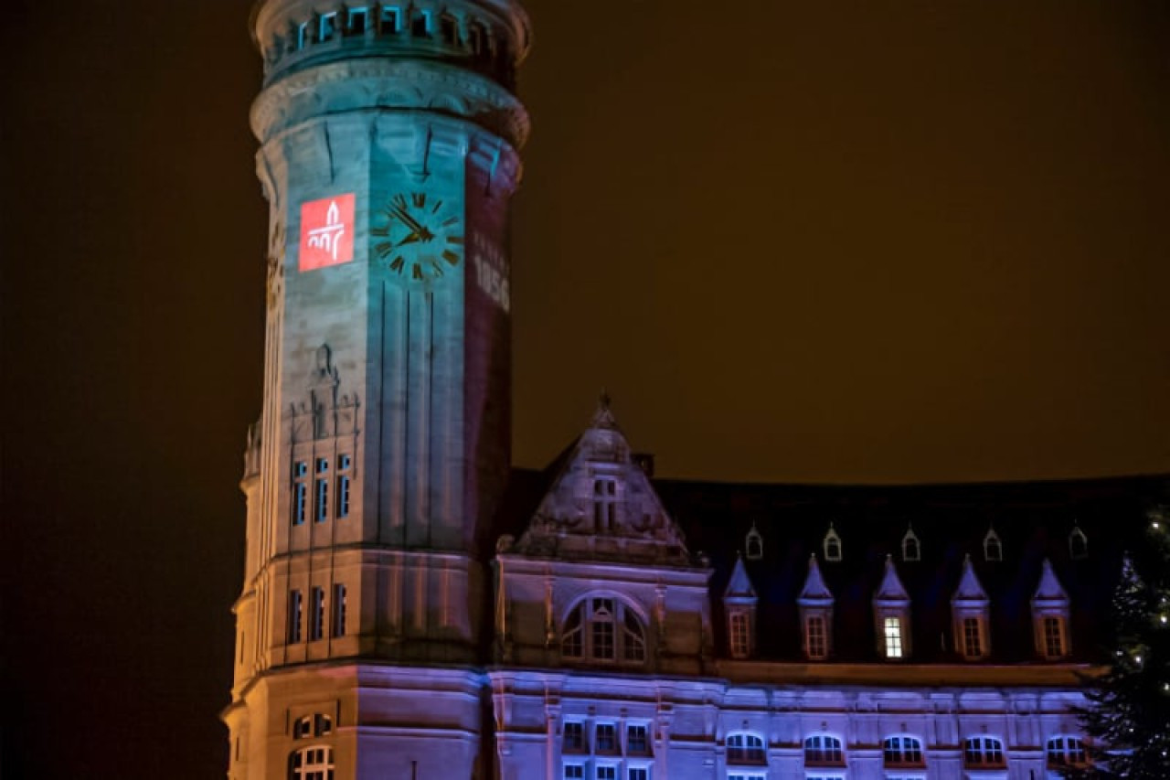 Logoprojection sur la tour du siège de la bcee