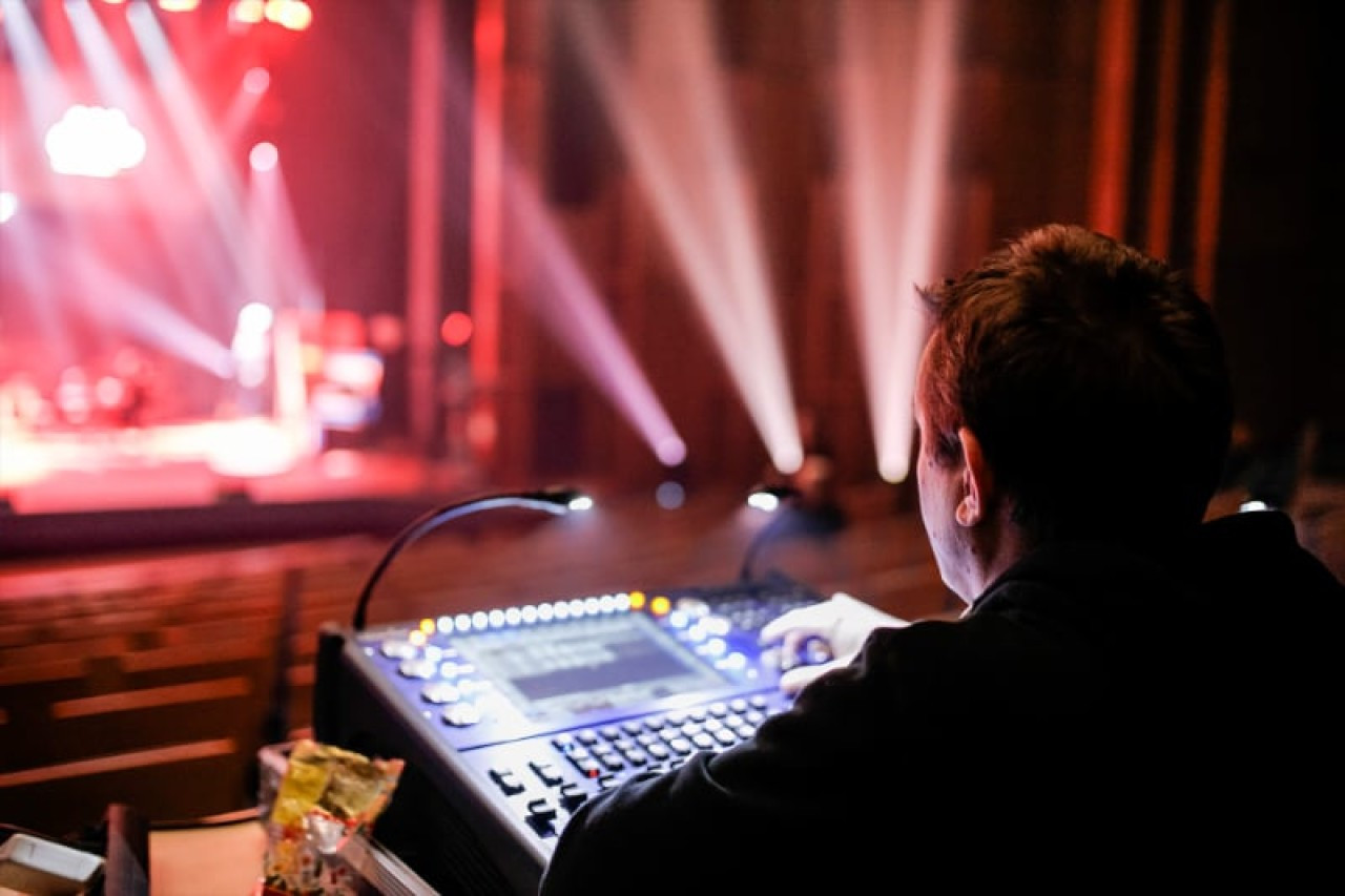 Lighting desk with Light Operator from apex